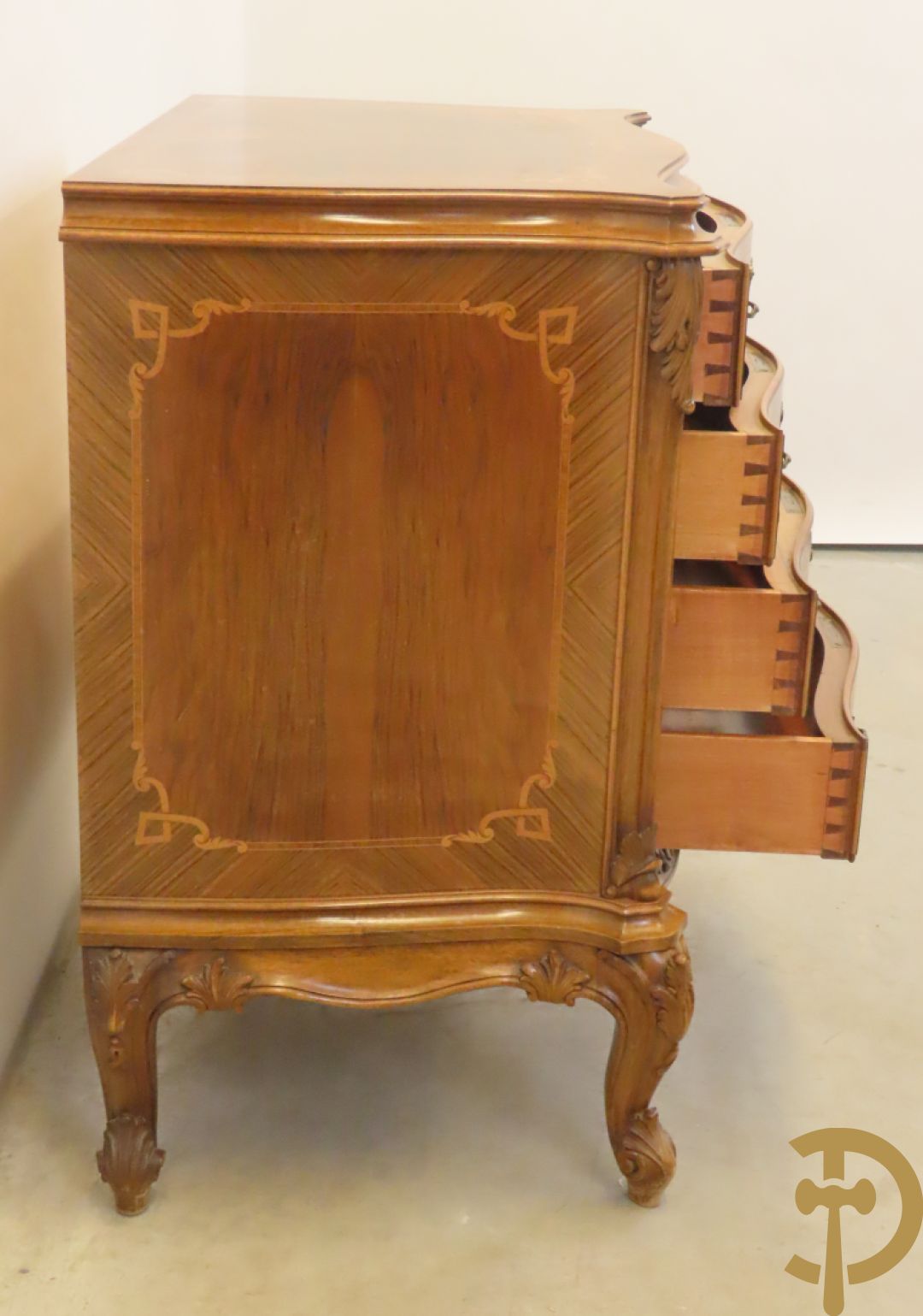 Notelaren vierladen commode met accanthusranken op voluutvormige poten