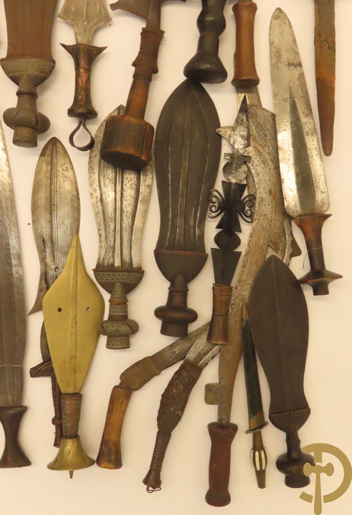 Verzameling mooi bewerkte Afrikaanse machetes, messen, speren, bijlen e.a.