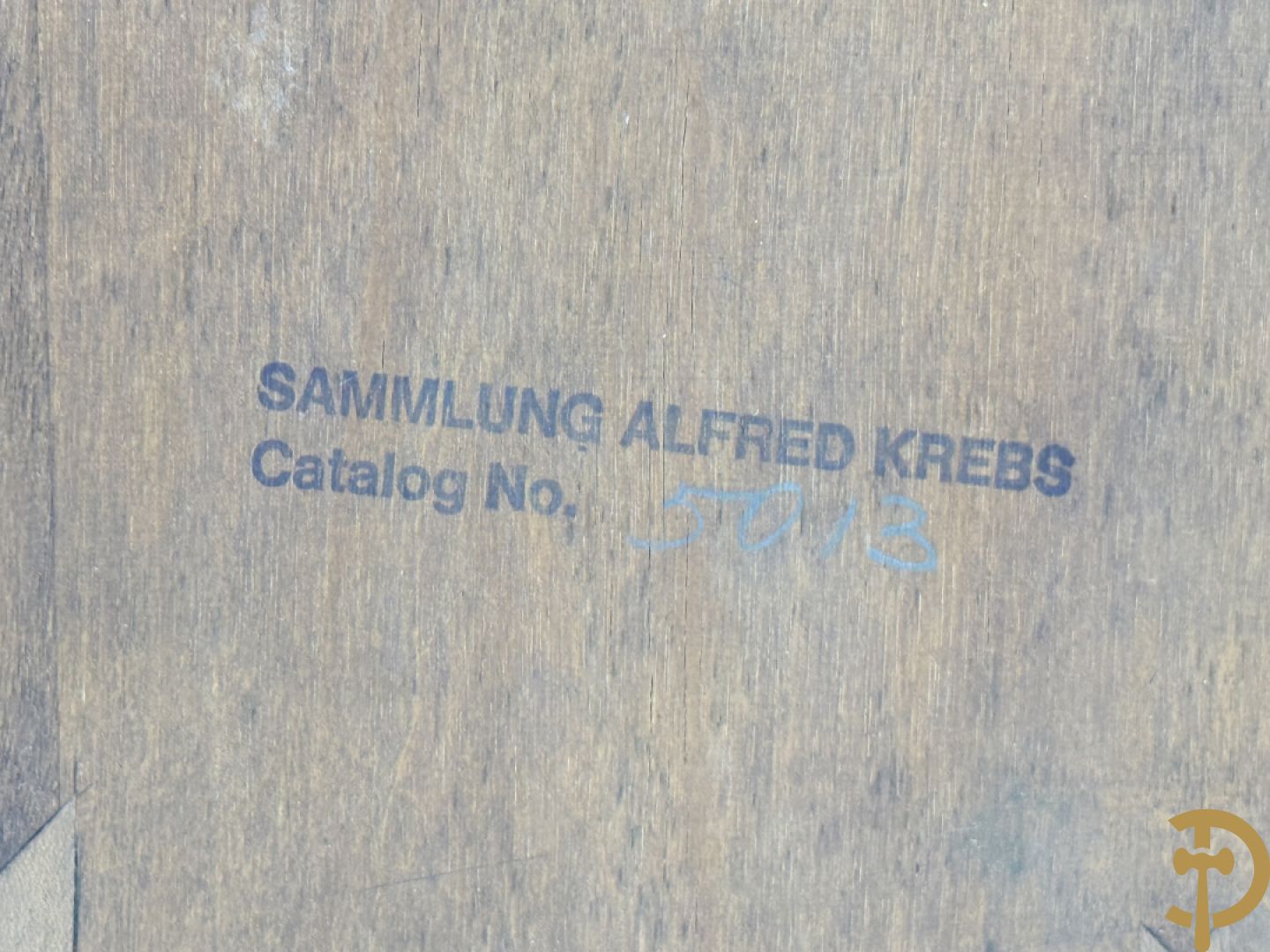 Gemarketteerde jachtscène met honden en paarden in houtsnijwerk