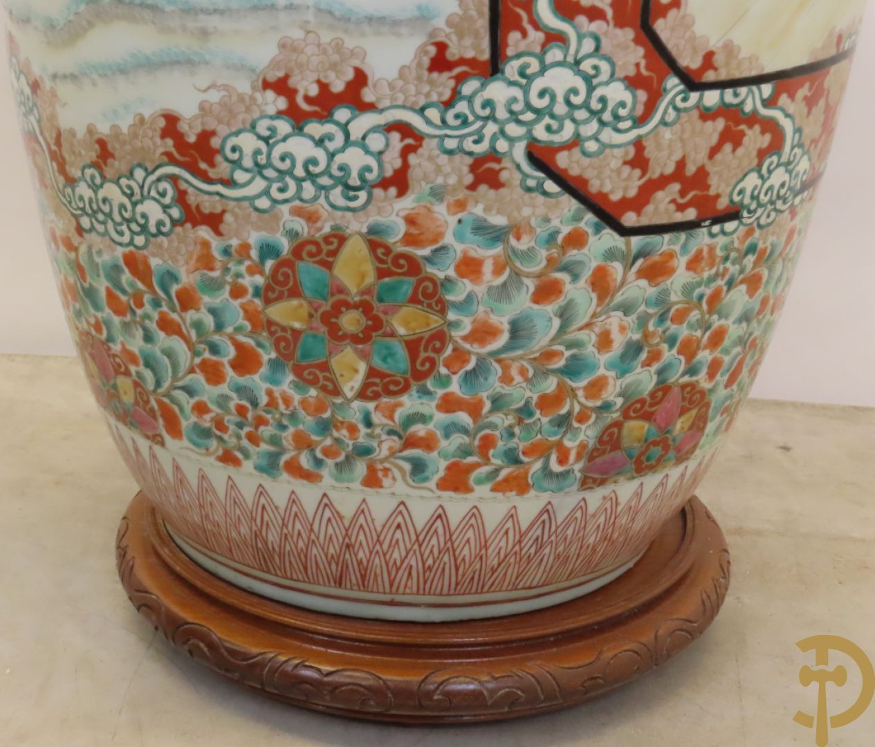 Japanse porseleinen waaiervaas met decor van geisha en krijger, bovenaan met florale motieven