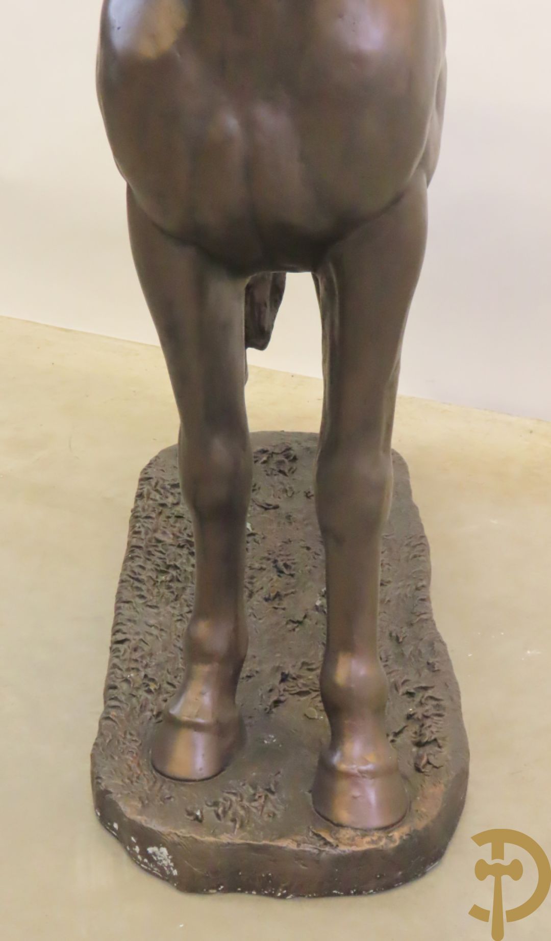 Staand paard in gebronzeerd polyester