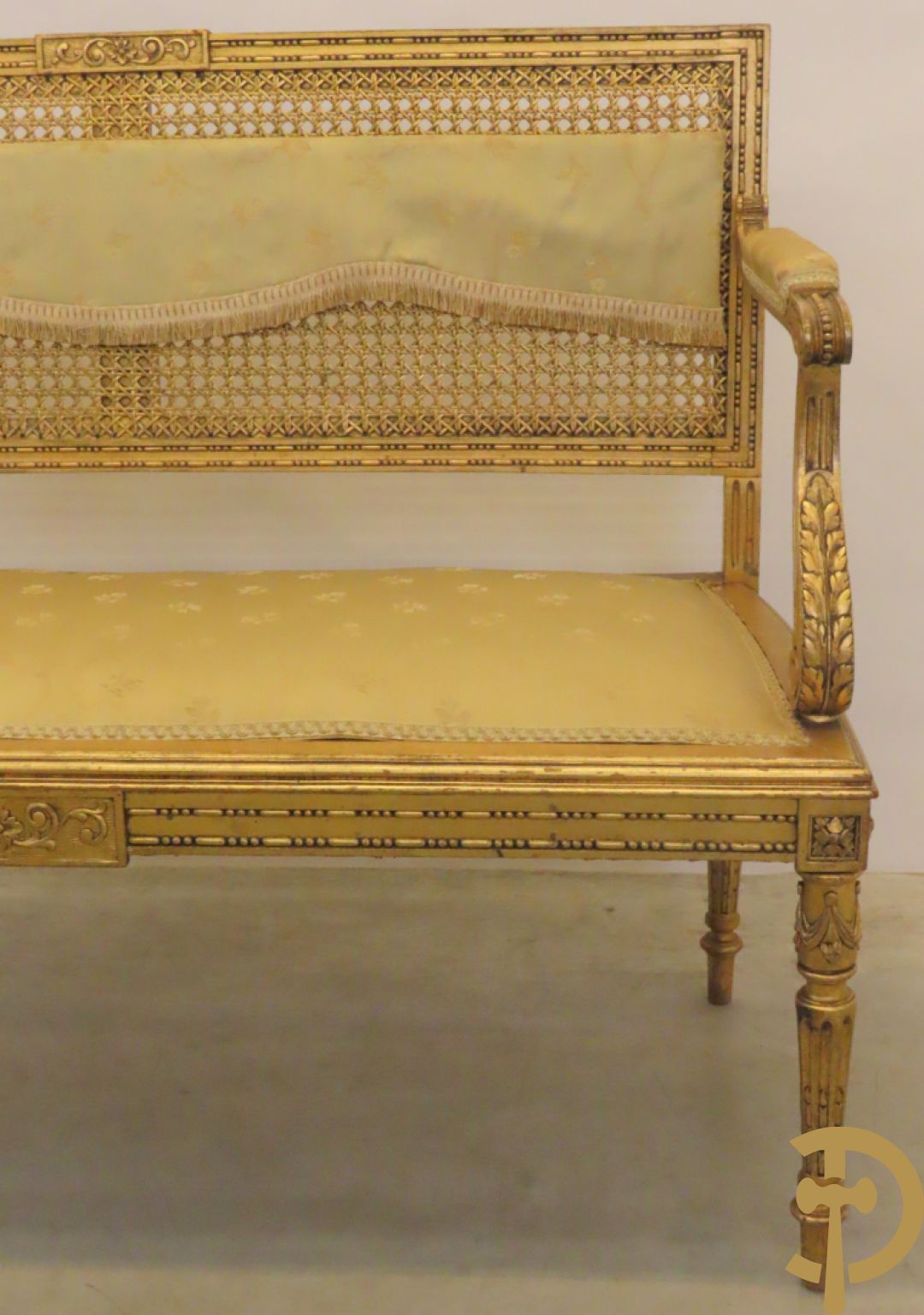 Vergulde tweepersoons canapé met accanthusranken en canage in de rug