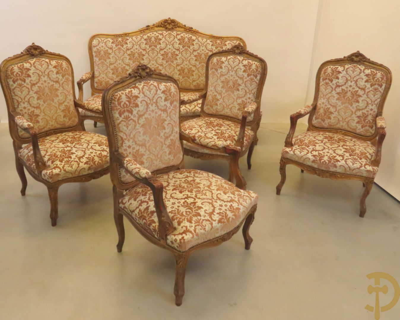 Vijfdelig verguld Louis XV salonensemble bestaande uit canapé en 4 fauteuils - met mooie accanthusranken en bloemensculptuur