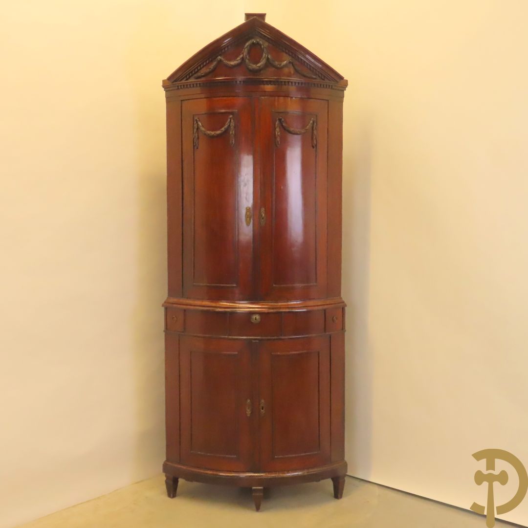 Mahoniehouten hoekkast met gebogen deuren - bovenaan met fronton en Louis XVI motieven, laat 18e