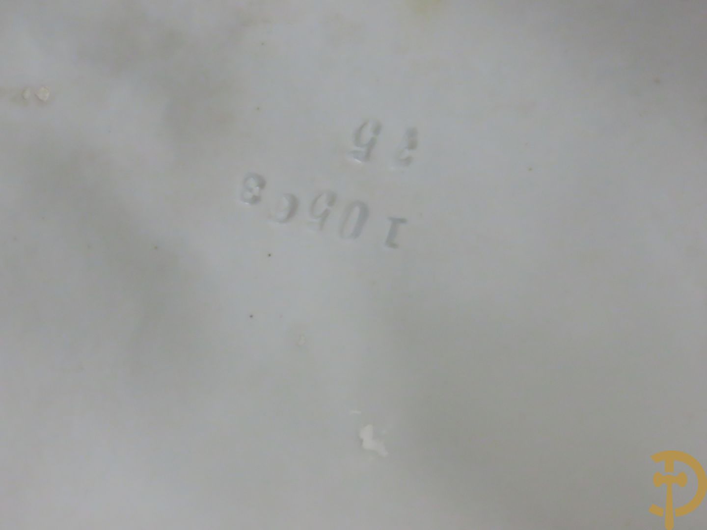 Paar Royal Dux personages van dame en heer bij de waterkraan, onderaan gemerkt en genummerd 10965 en 10563