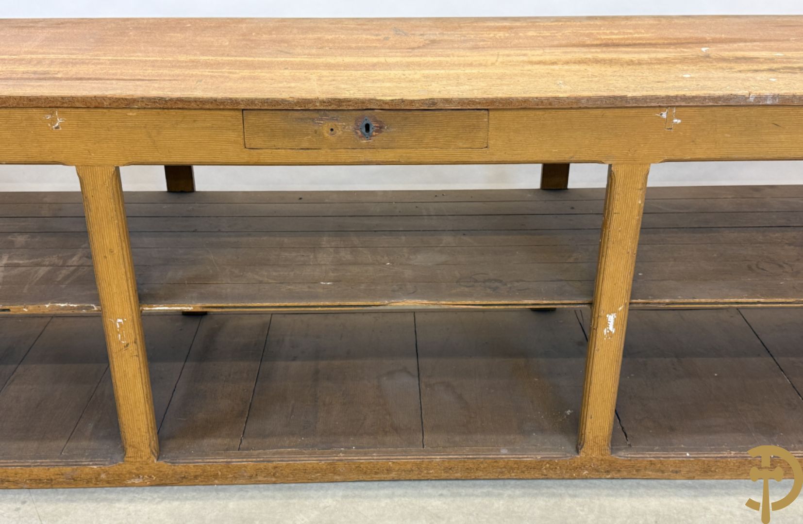 Pine winkeltoog met étagère in faux bois beschilderd