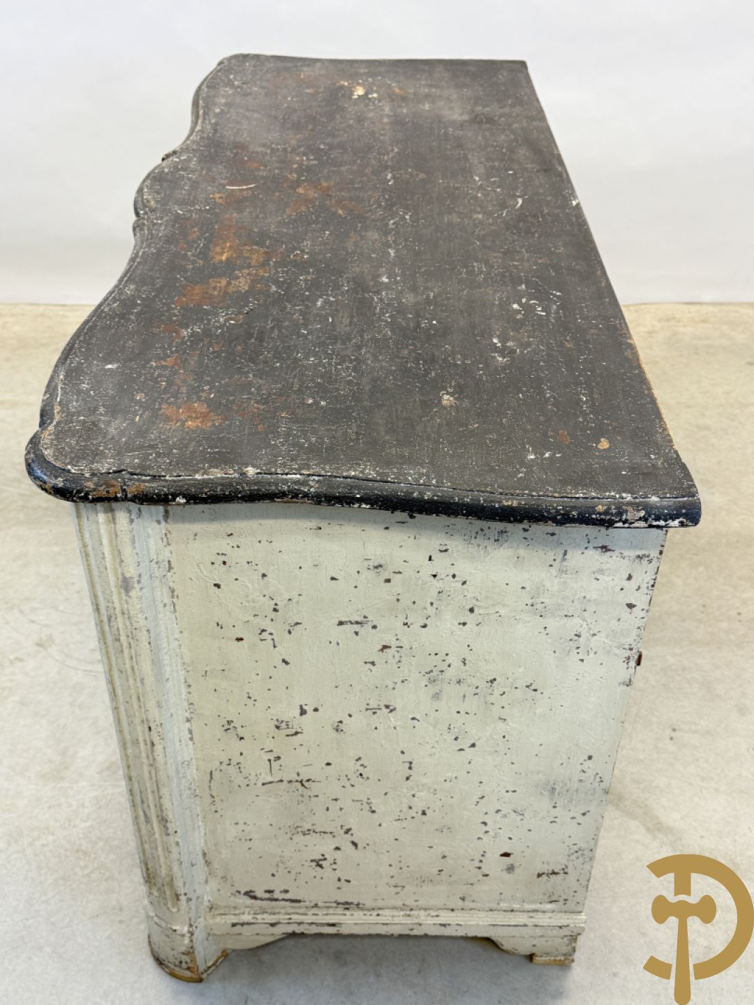 Gepatineerde 3 laden commode met bronzen trekkers en sleutelplaten