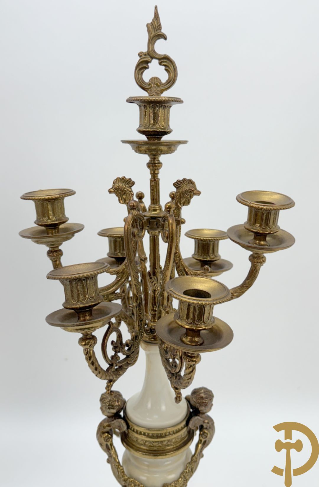 Driedelige koperen garnituur, centraal met harp geflankeerd door paar cupido