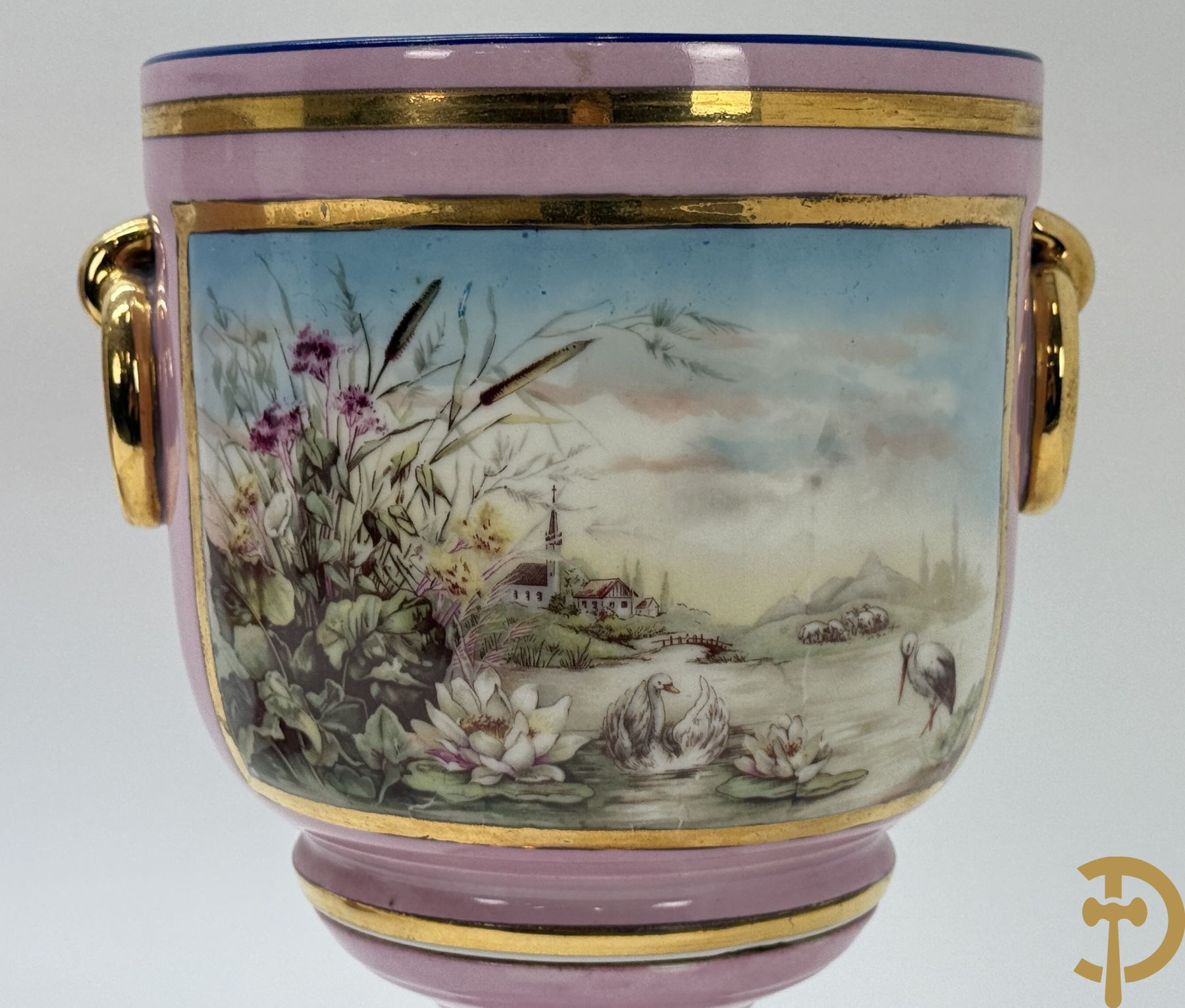 Paar roze gekleurde porseleinen coupes met idyllisch landschap in decalcomanie decor met vergulde rand