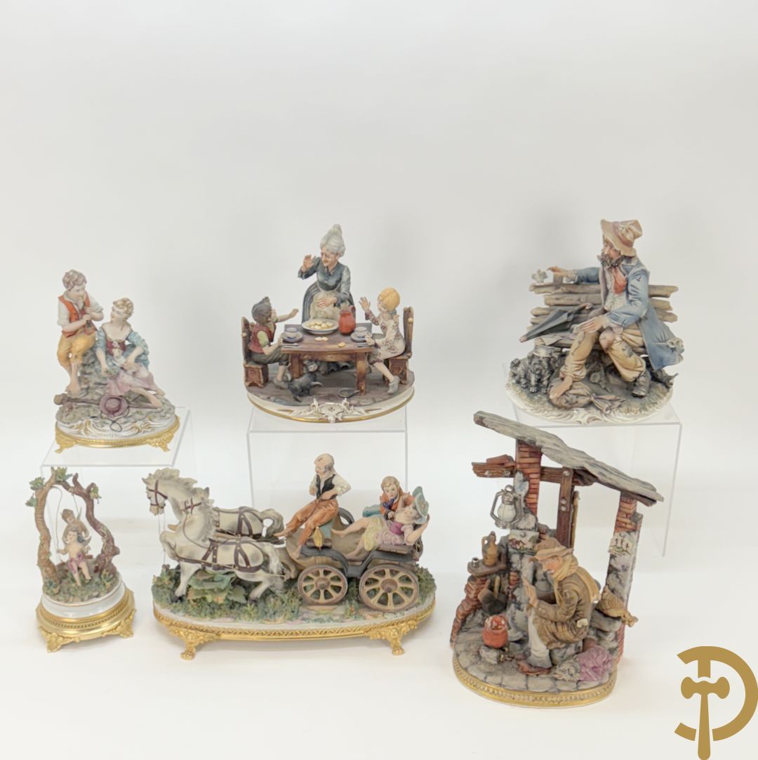 Zes porseleinen groepen Capo di Monte : Paarden met koets, oude man op bank, dame met kinderen, cupido's met schommel, koppel met hond en interieur met man