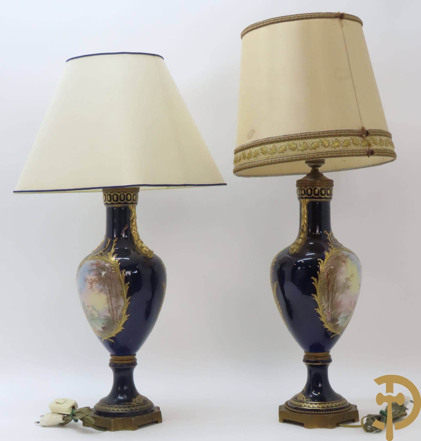 Paar kobaltblauwe porseleinen vazen met dubbel motief als lampadaire
