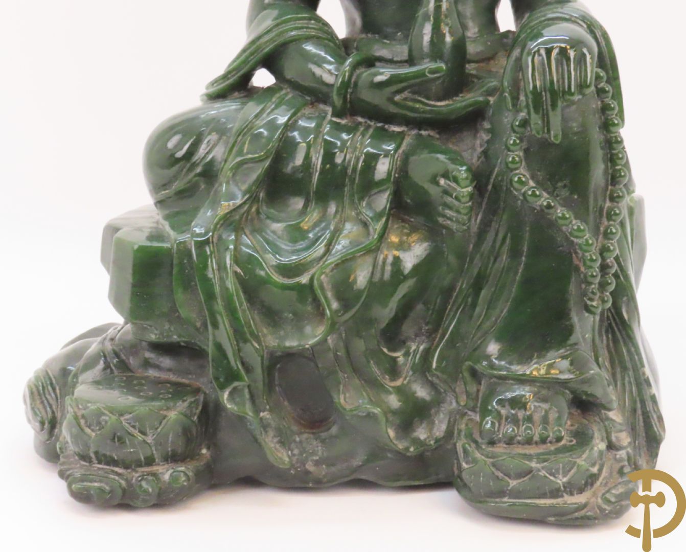 Handgesculpteerde geisha met flesje in de hand in groene jade
