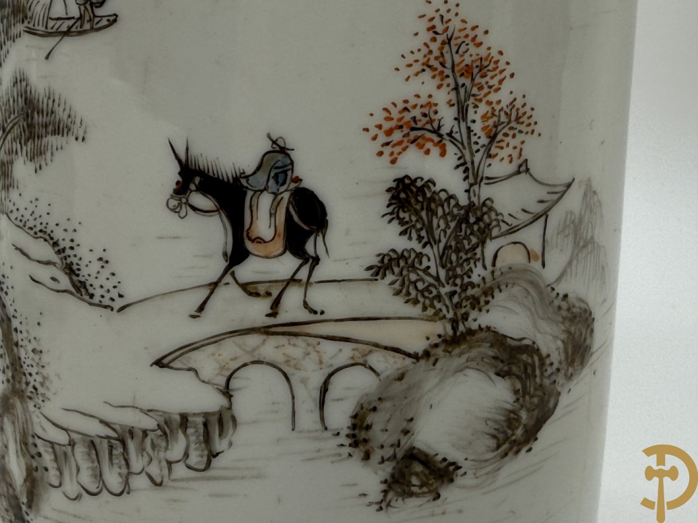 Chinees porseleinen vaasje met wijsgerendecor + Chinese porseleinen rolvaas met decor van ezel in berglandschap