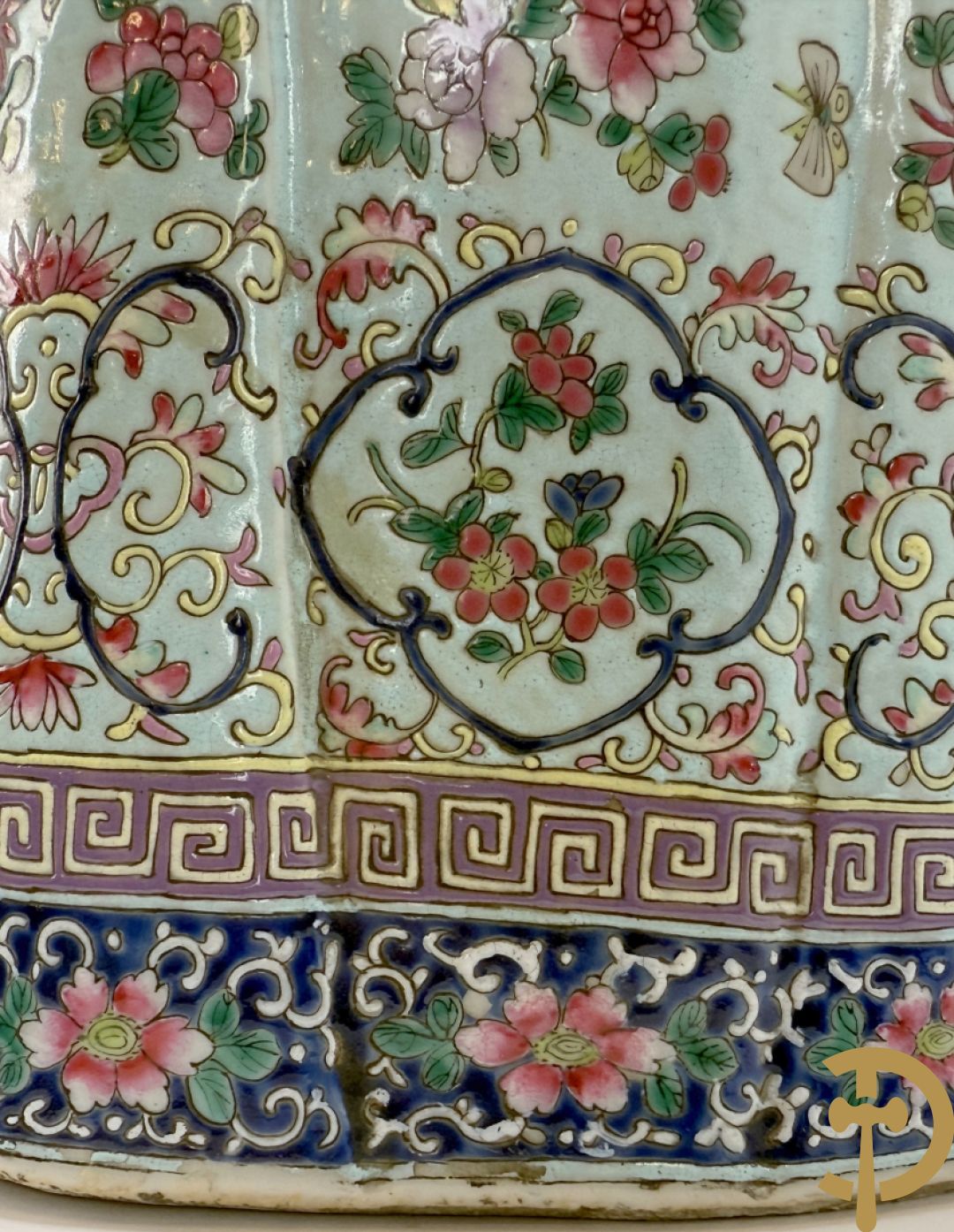 Chinese porseleinen wijsgeer dragende een kind