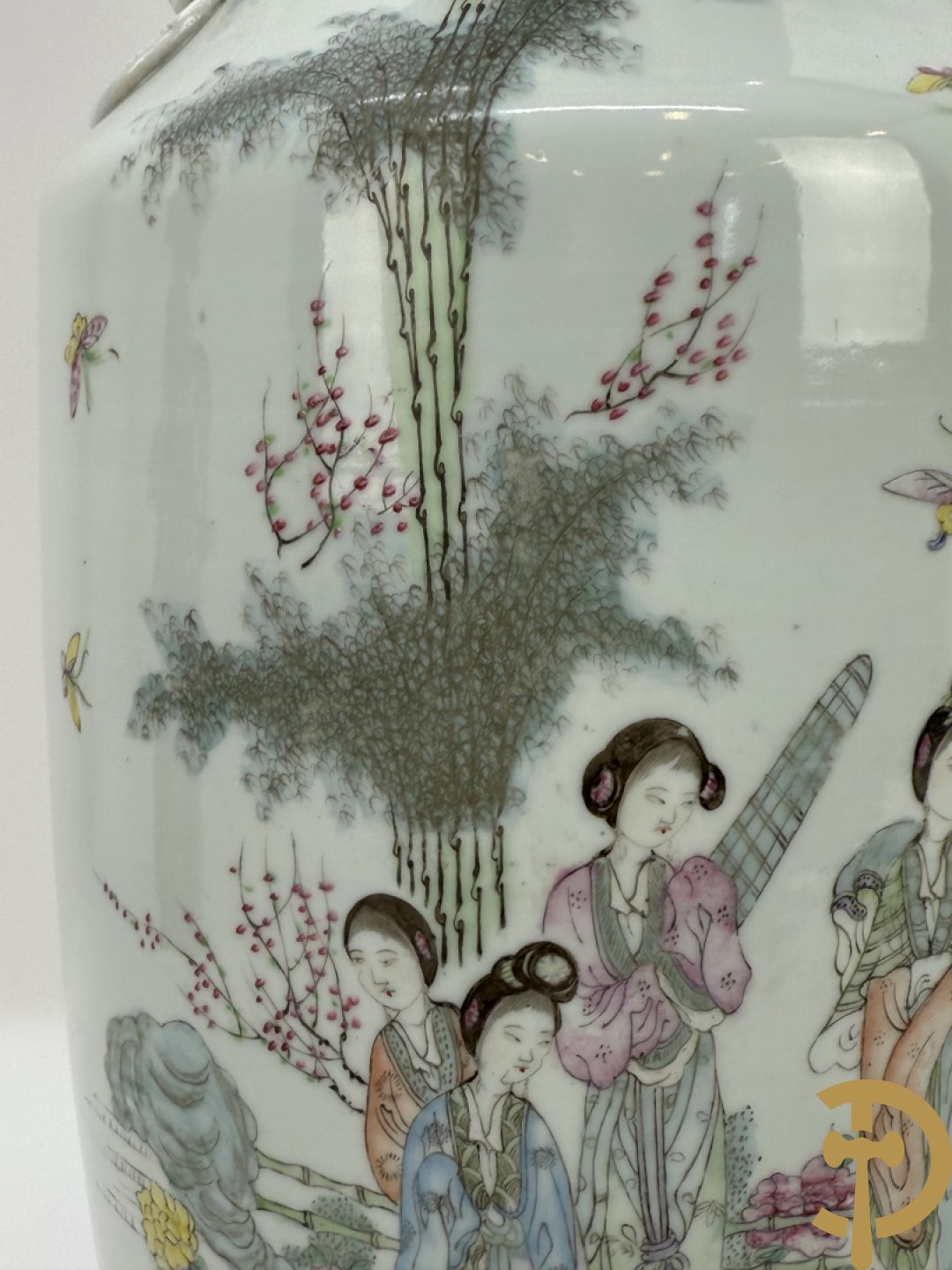 Paar Chinese porseleinen vazen met decor van dames in landschap