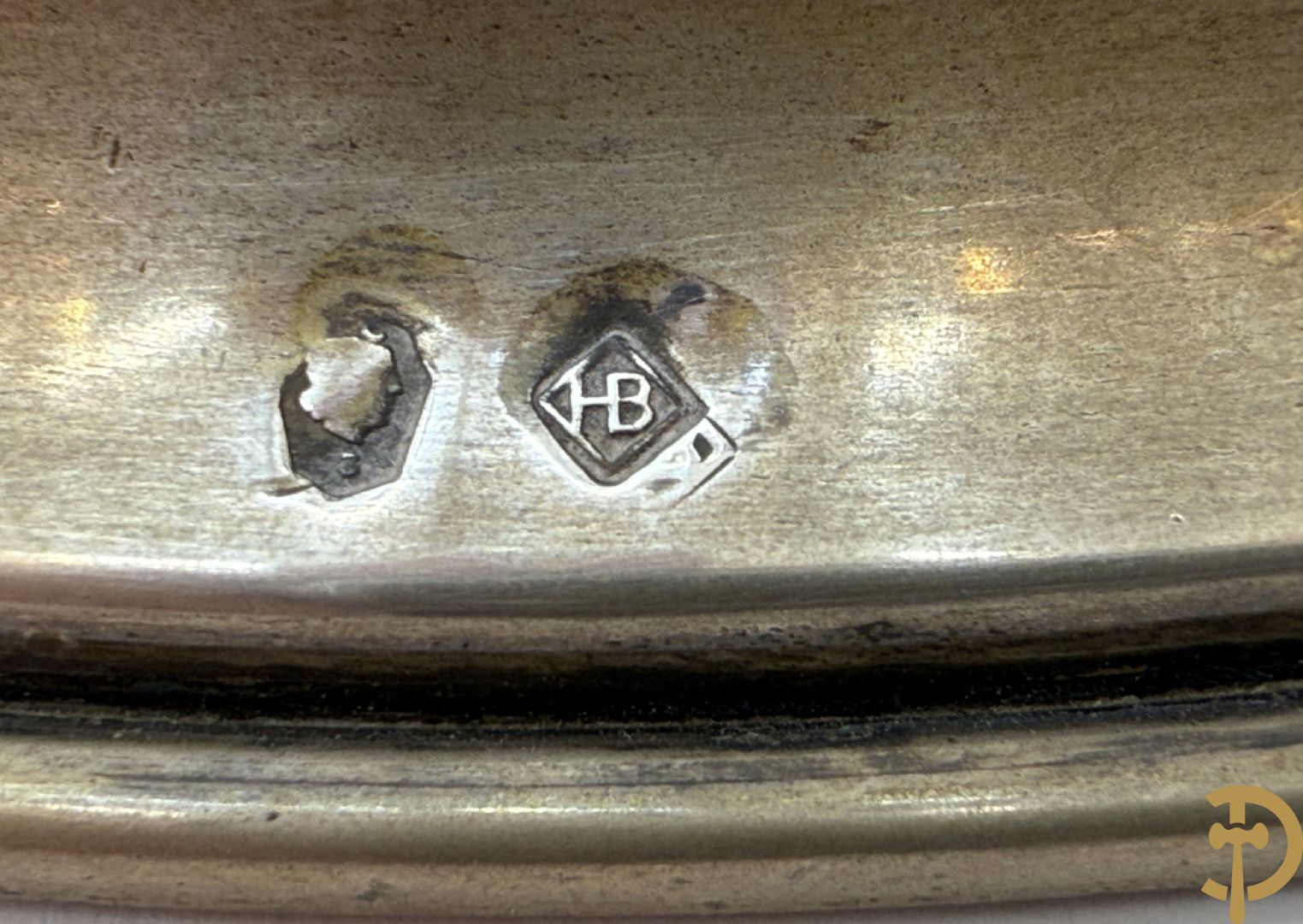 Gekleurde kristallen coupe op massief zilveren voet, gemerkt HB