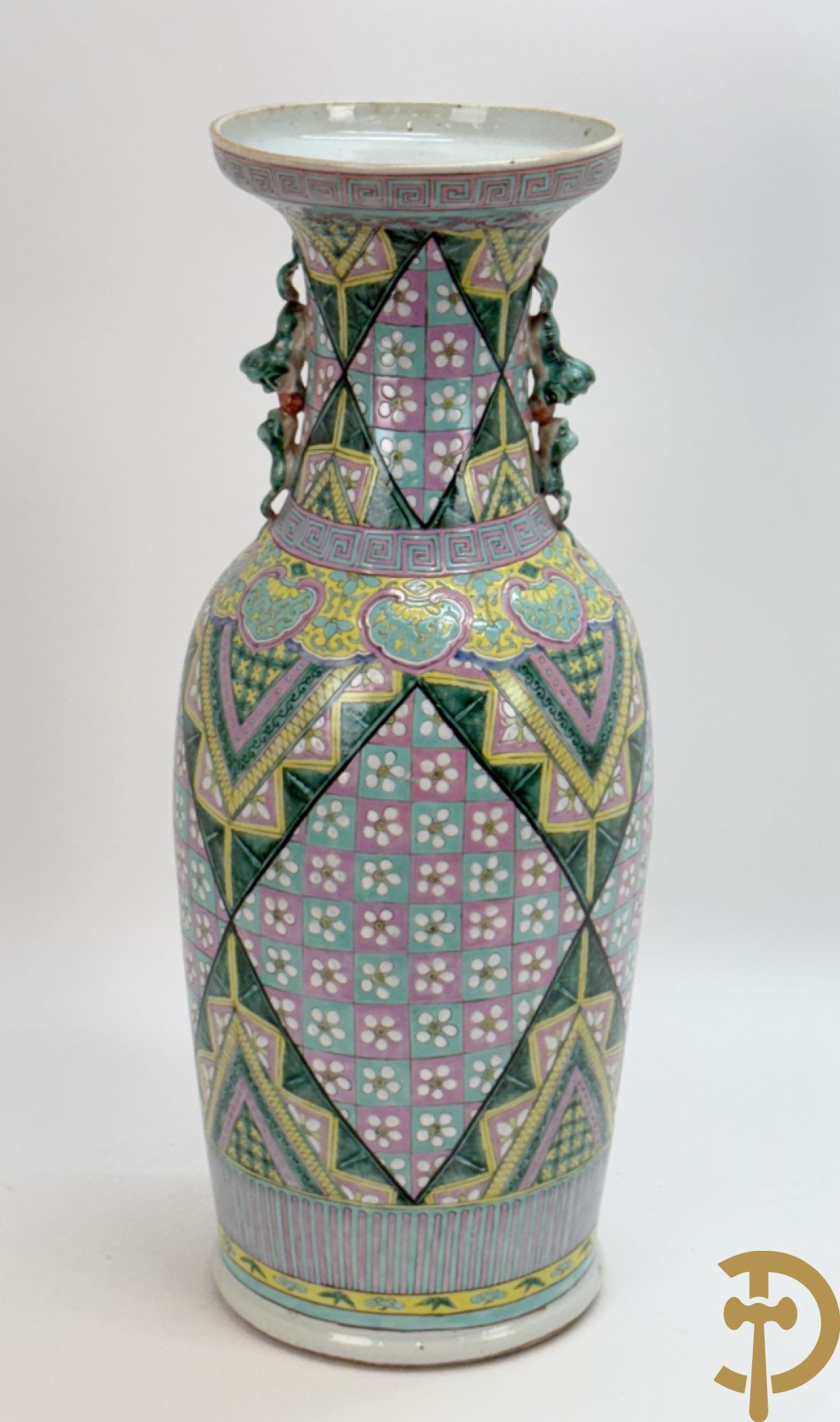 Chinese porseleinen vaas met ruitvormen en geometrische patronen, bovenaan met fo honden bezet