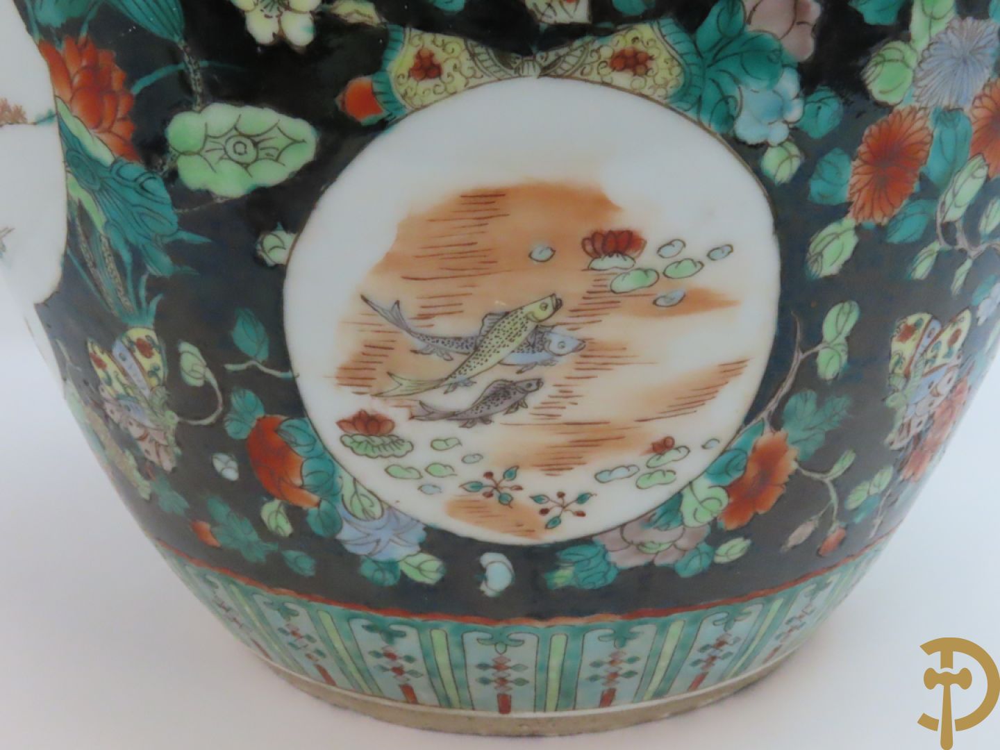 Chinese porseleinen cachepot met geanimeerd decor op zwarte fond met bloemen