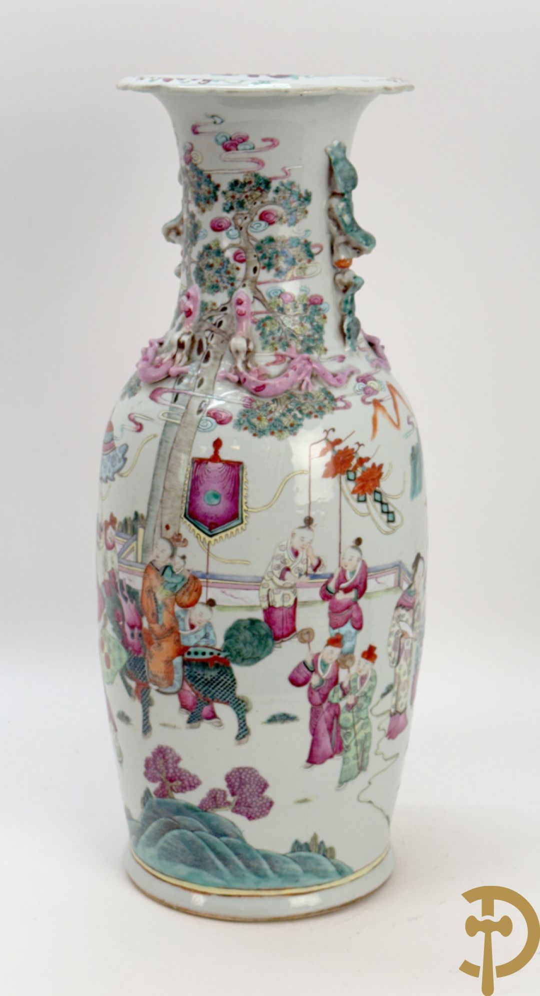 Chinese porseleinen vaas met dubbel decor van dieren, personages, dames en kinderen