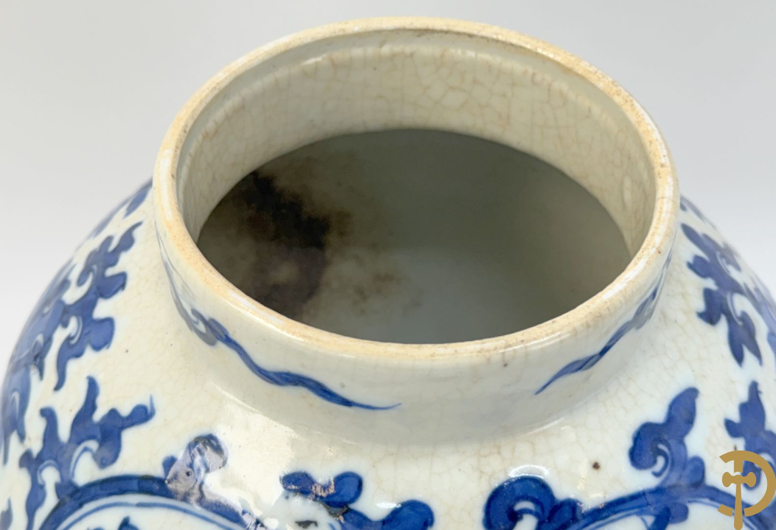 Paar Chinese dekselpotiches in blauw wit porselein met bloemendecor en accanthusranken