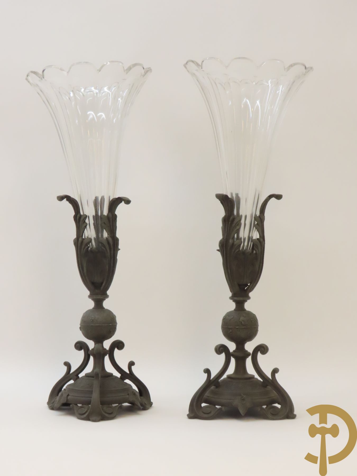 Paar kunstbronzen pique fleurs met kristallen geslepen fluiten