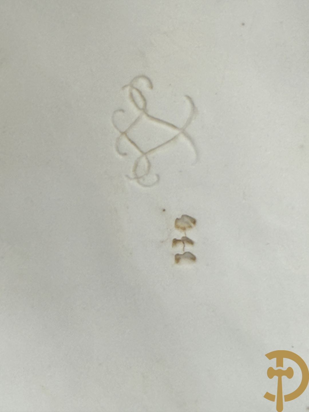 Porseleinen sierbeeld met 4 naakte dames en cupido bezet met bloemenkransen, Sèvres gemerkt