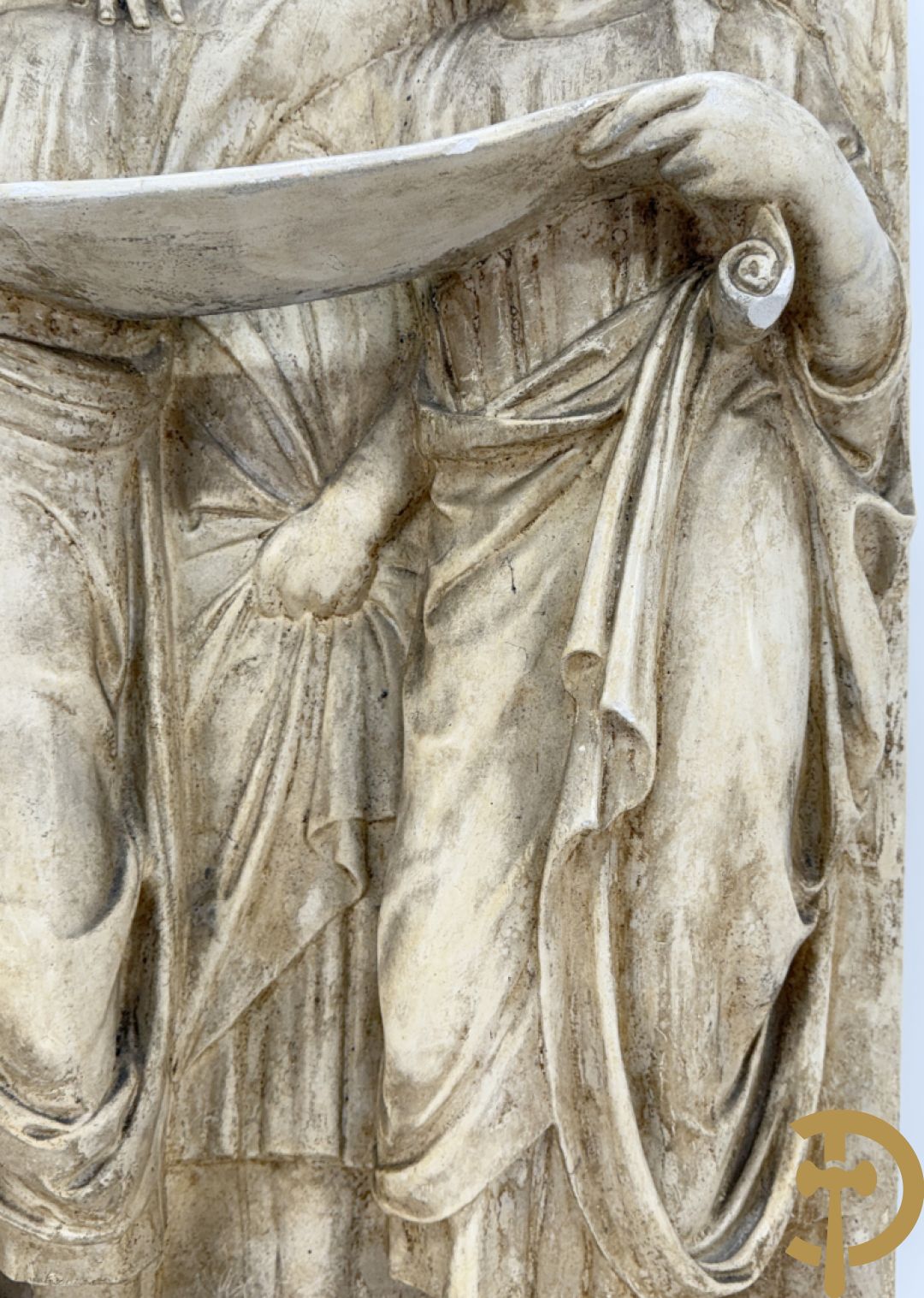 Gipsen basrelief met een zingend jongerenkoor