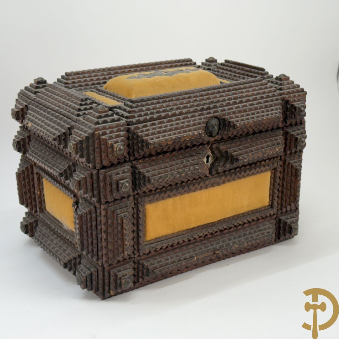 Schatkistje in gekarteld hout met velours bezet