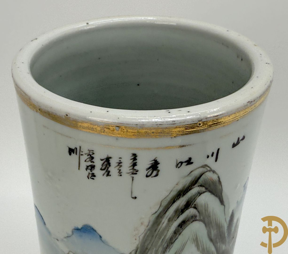 Paar Chinese porseleinen rolvaasjes met landschapsdecor