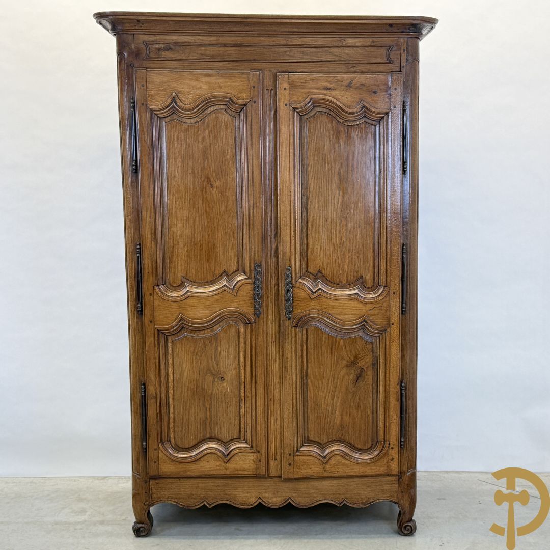 Massief eiken tweedeurskast met gezwaaide deuren op voluutvormige poten