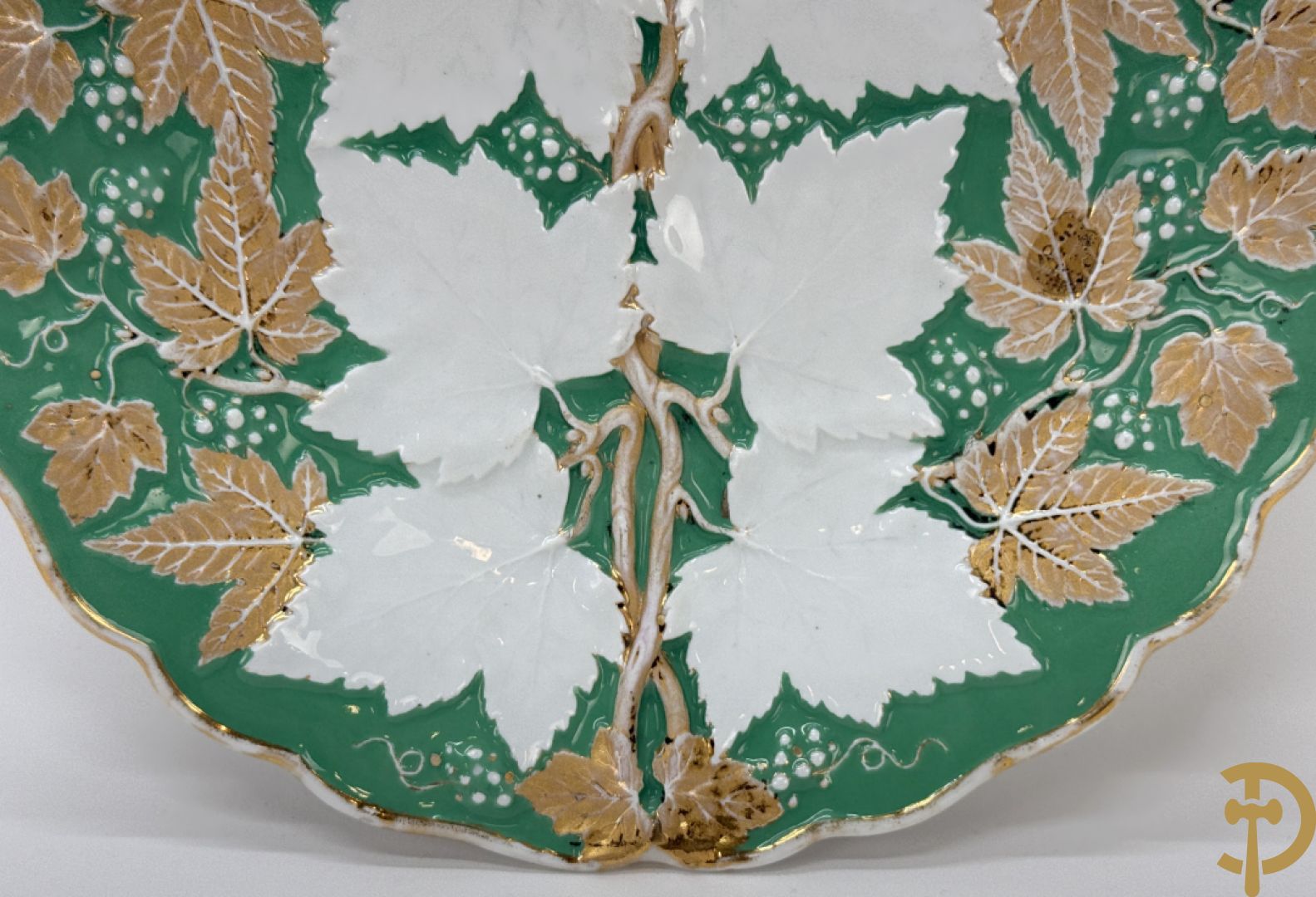 Porseleinen sierbord met bladdecor, Meissen, 19e