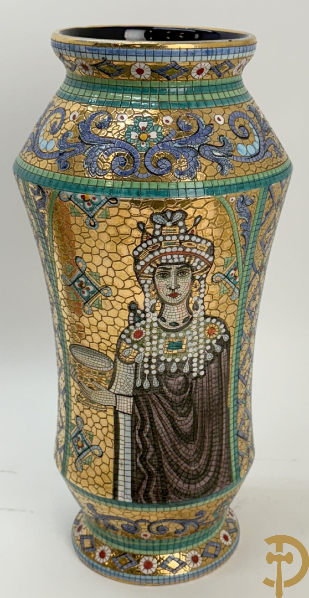 Twee Italiaanse vazen met verguld decor van personages en bloemenranken, Maioliche Deruta Italy 10005/45 en 10005/47