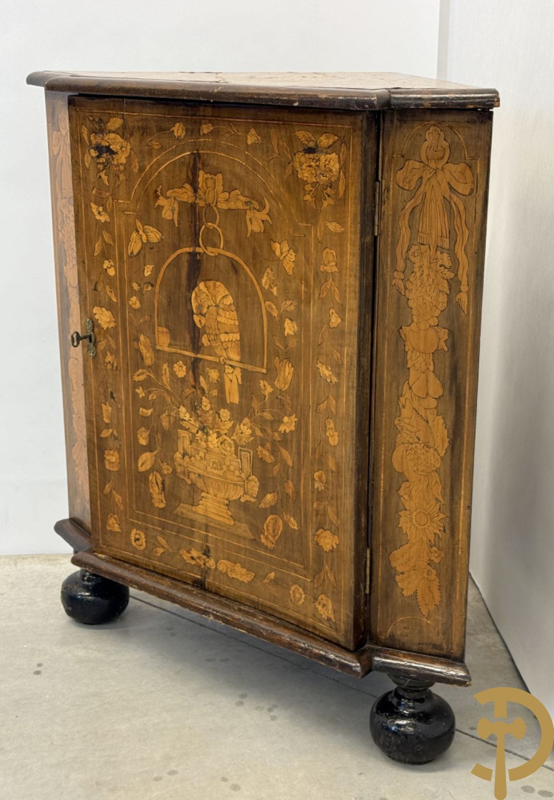 Hollandse ééndeurs hoekkast met gemarketteerd bovenblad met bloemenmotieven- deur met amfoor,  bloemen en bovenaan met papegaai