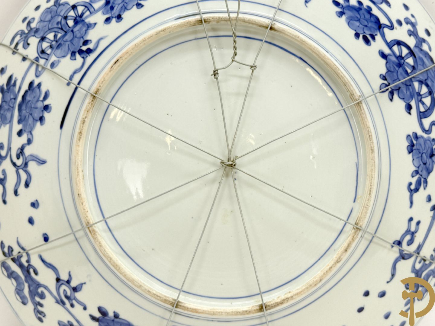 Grote Japanse Imari schotel met decor van draken, vissen en bloemen