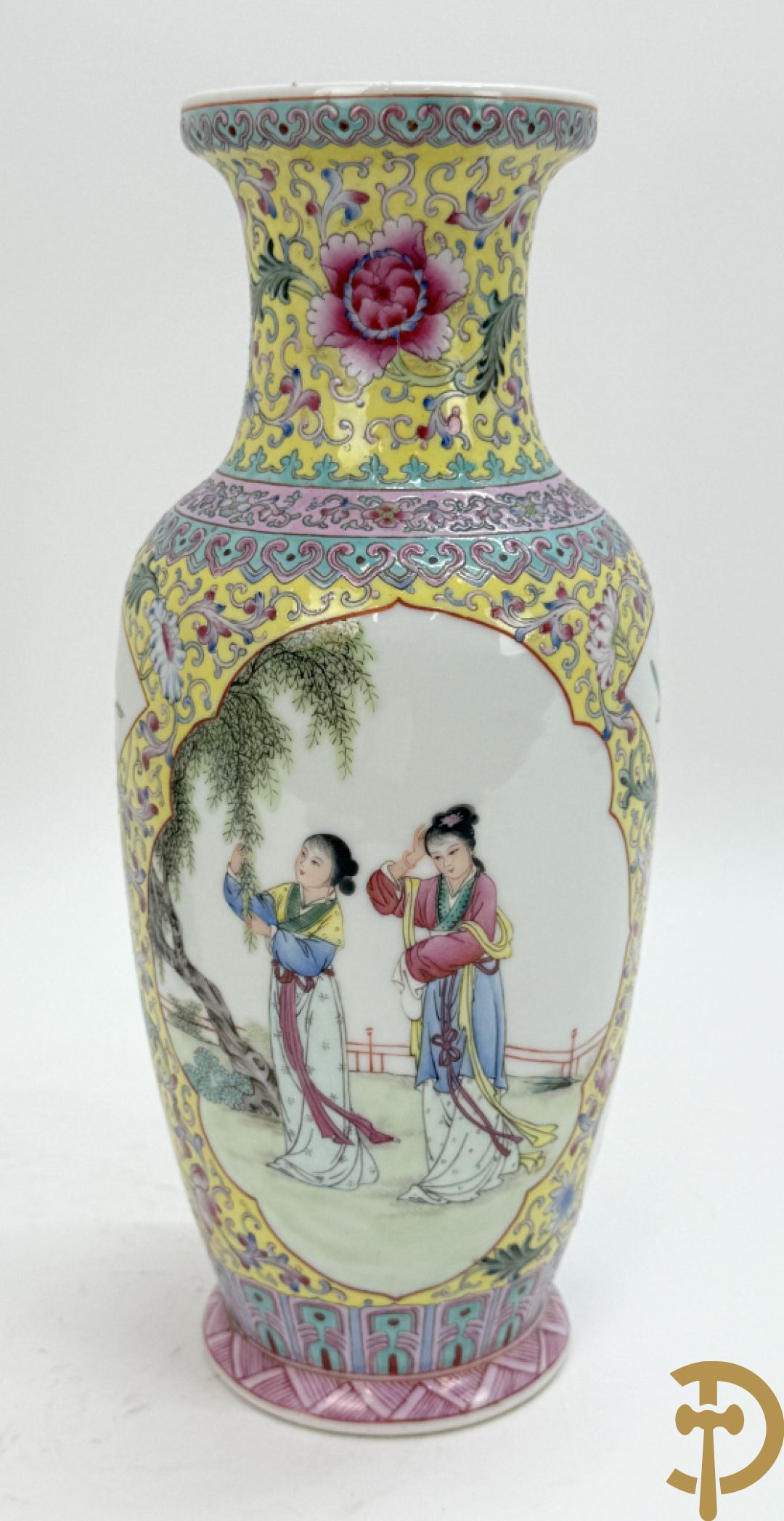 Chinese porseleinen rolvaas met damesdecor, getekend + Chinese porseleinen republieksvaas met damesdecor