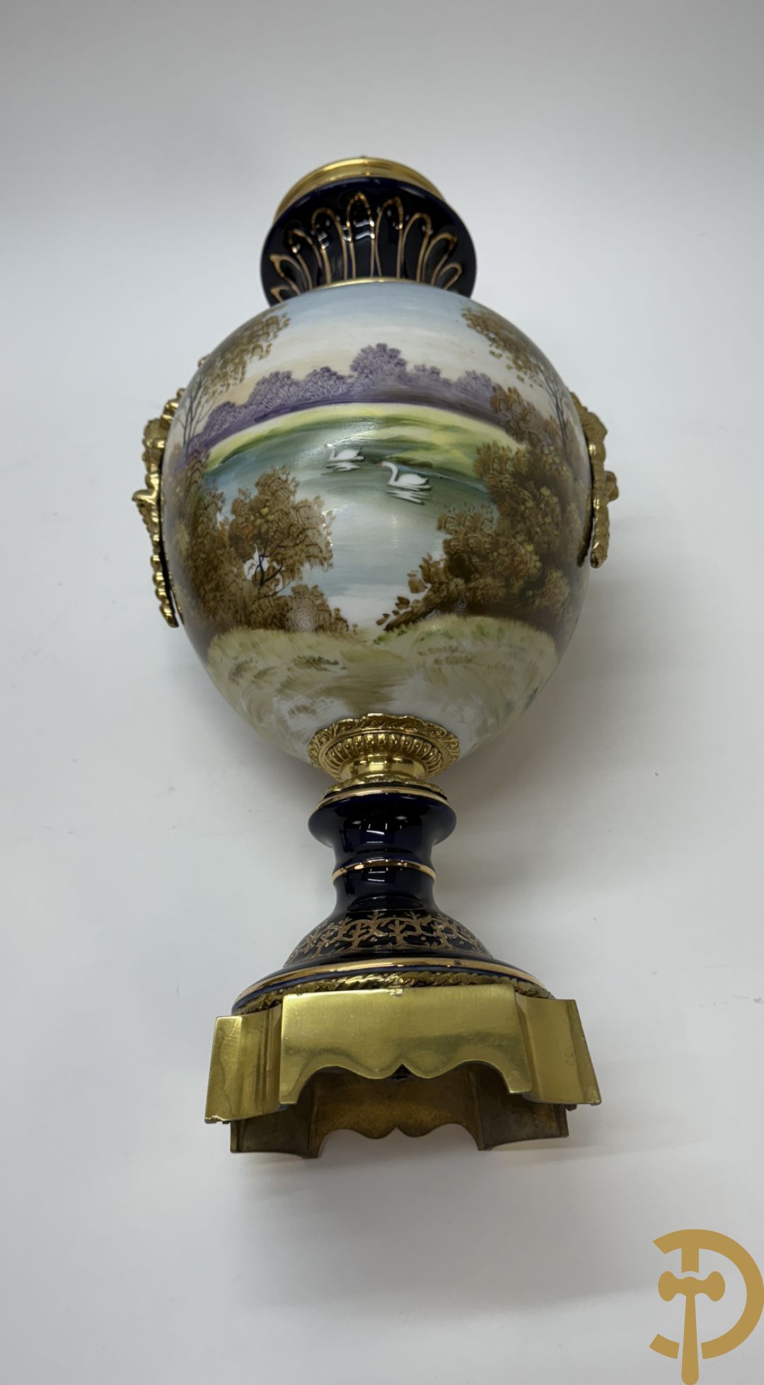 Paar kalebasvormige porseleienen vazen met antieke havenzichten + porseleinen vaasje met havenscènes, onderaan gemerkt