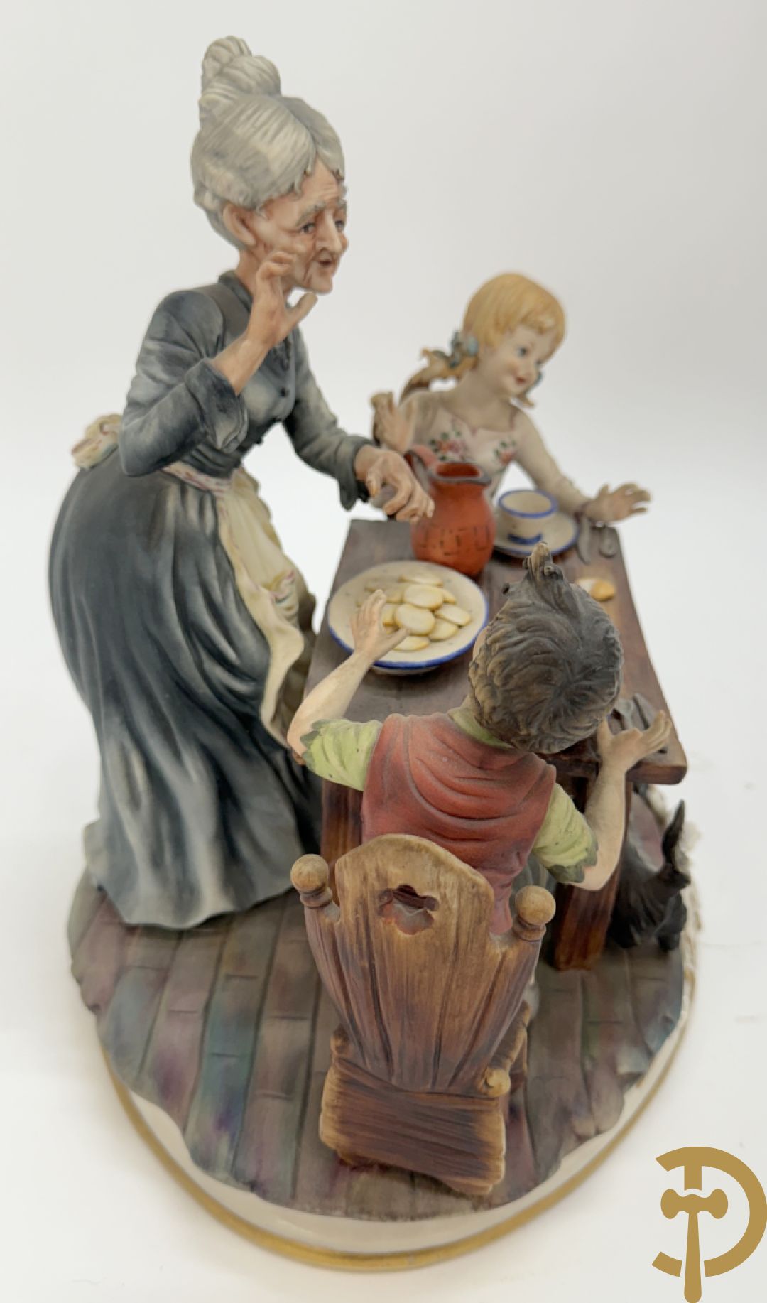 Zes porseleinen groepen Capo di Monte : Paarden met koets, oude man op bank, dame met kinderen, cupido