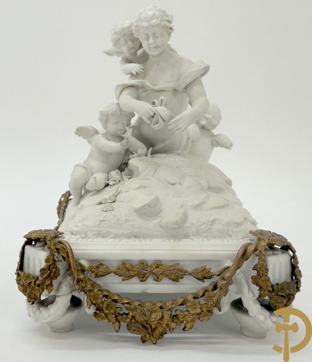 Biscuittafereel met dame met strik en 3 cupido