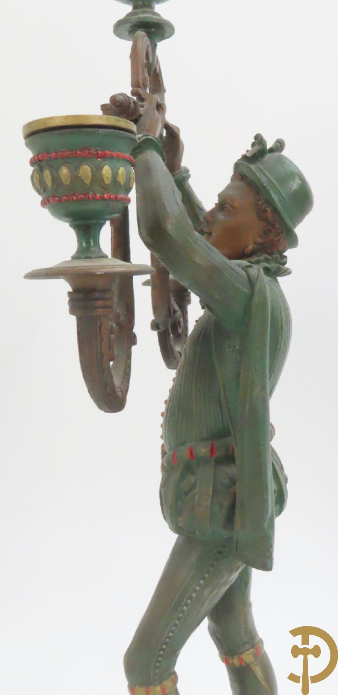 Driedelige kunstbronzen garnituur bestaande uit pendule met paar schakende edelheren, bezet met kariatiden - geflankeerd door paar driearmige kandelaars gehouden door 2 edelheren