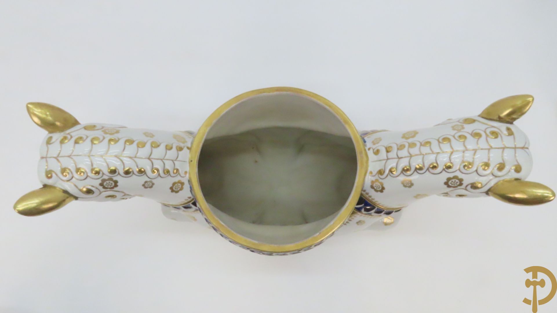 Keramieken beeld met 2 paardenkoppen, centraal met pique fleur, Italiaans, onderaan gemerkt Mangani