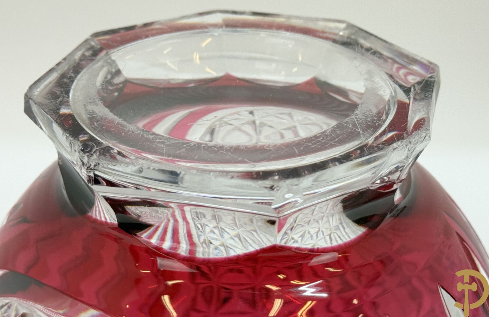 Gekleurde bolvormige kristallen handgeslepen Val-Saint-Lambert vaas, gemerkt 1197 + groene krsitallen Val-Saint-Lambert vaas + rode geslepen Val-Saint-Lambert vaas