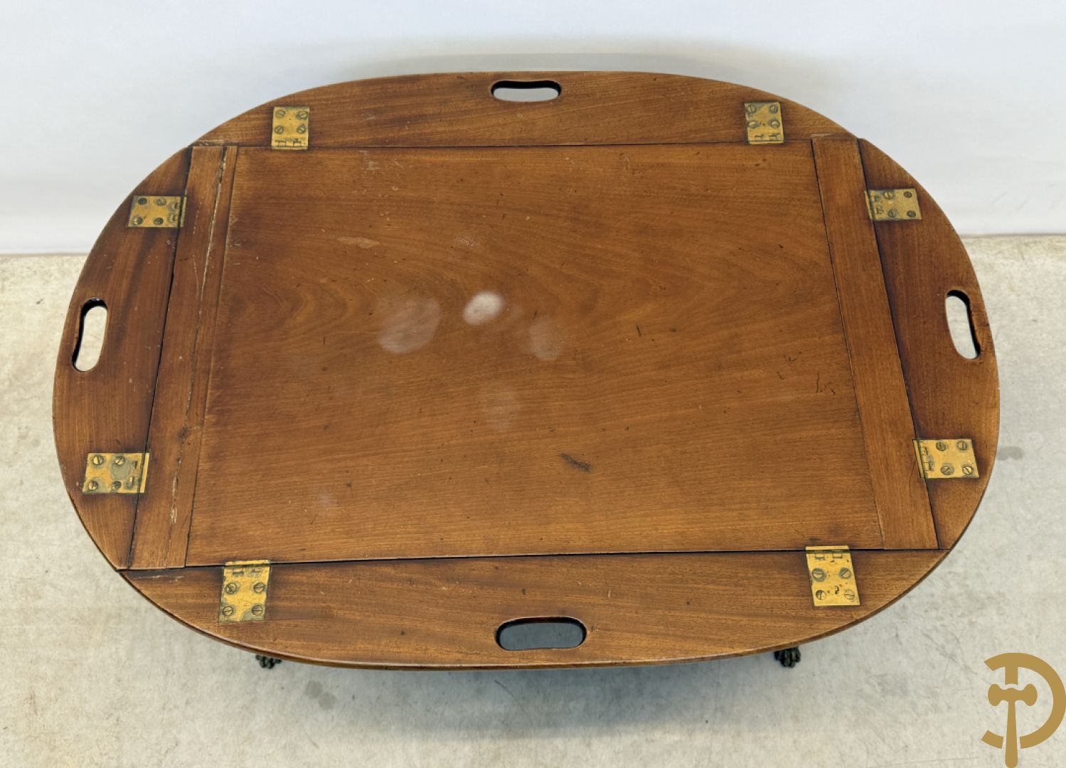 Engelse notelaren servingtable op vast onderstel