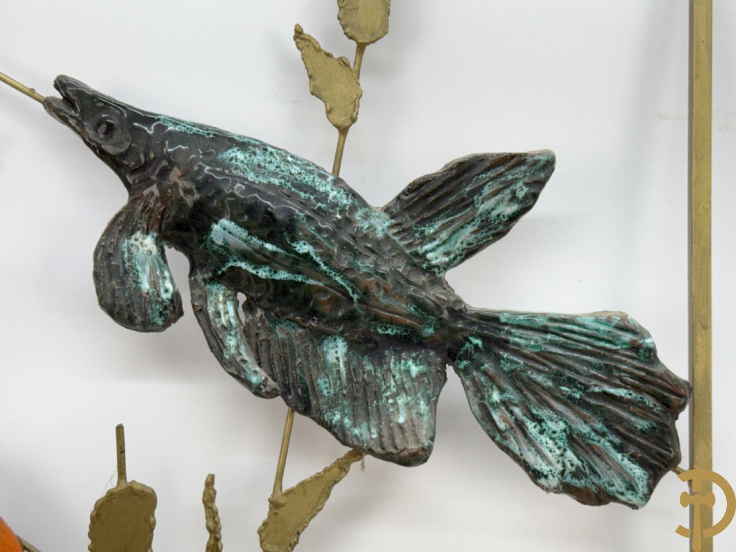 Smeedijzeren decoratief basrelief met keramieken vissen