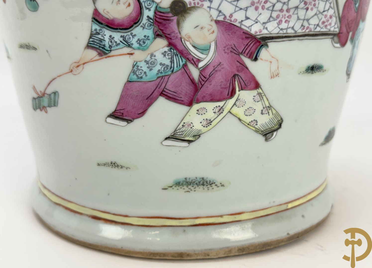 Chinese porseleinen vaas met dubbel decor van dieren, personages, dames en kinderen