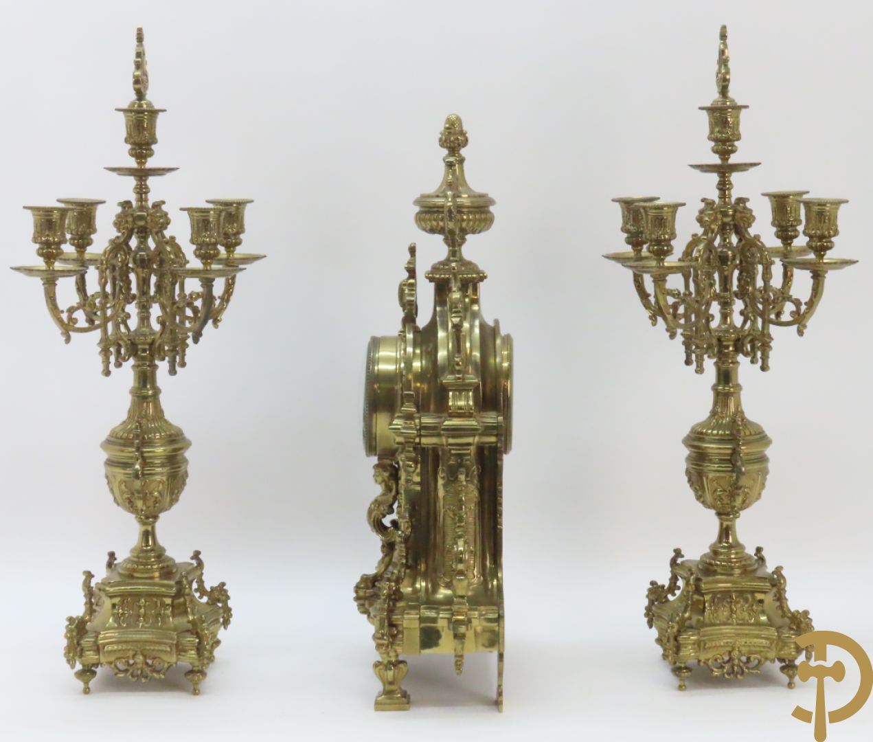 Driedelige koperen Neo Renaissance garnituur bestaande uit klok met amfoor bovenaan en Neo Renaissance motieven, Richond 11 Bd Mont Martre getekend - geflankeerd door paar vijfarmige kandelaars