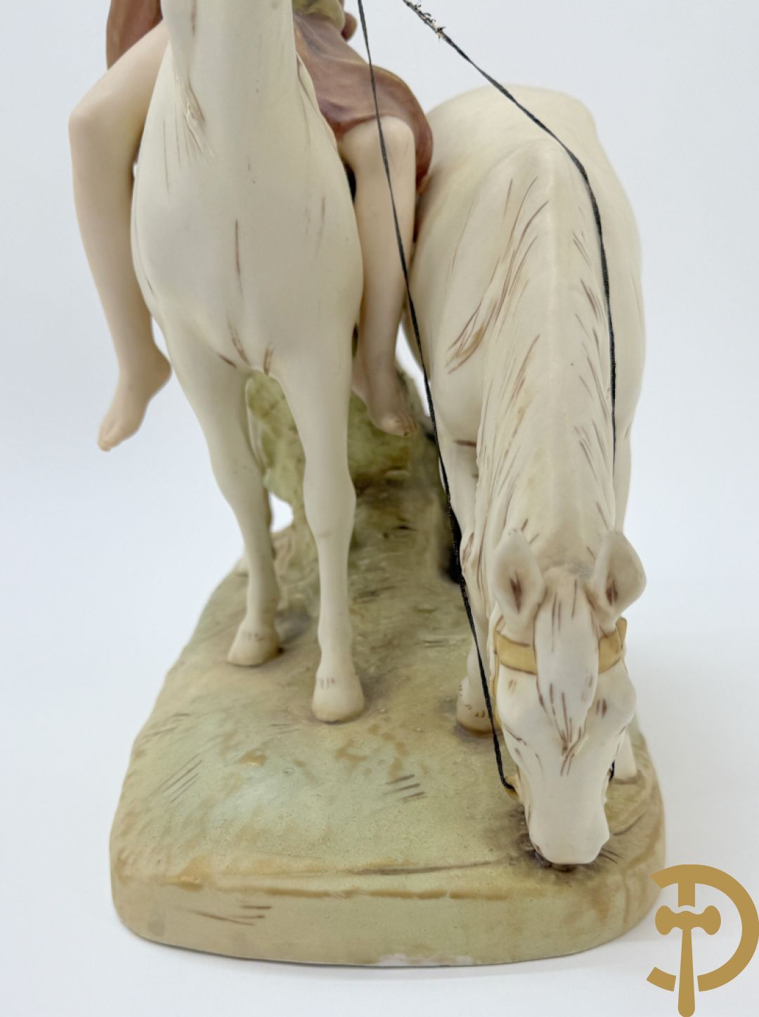 Paardenmenner in Royal Dux, onderaan gemerkt nr. 2072