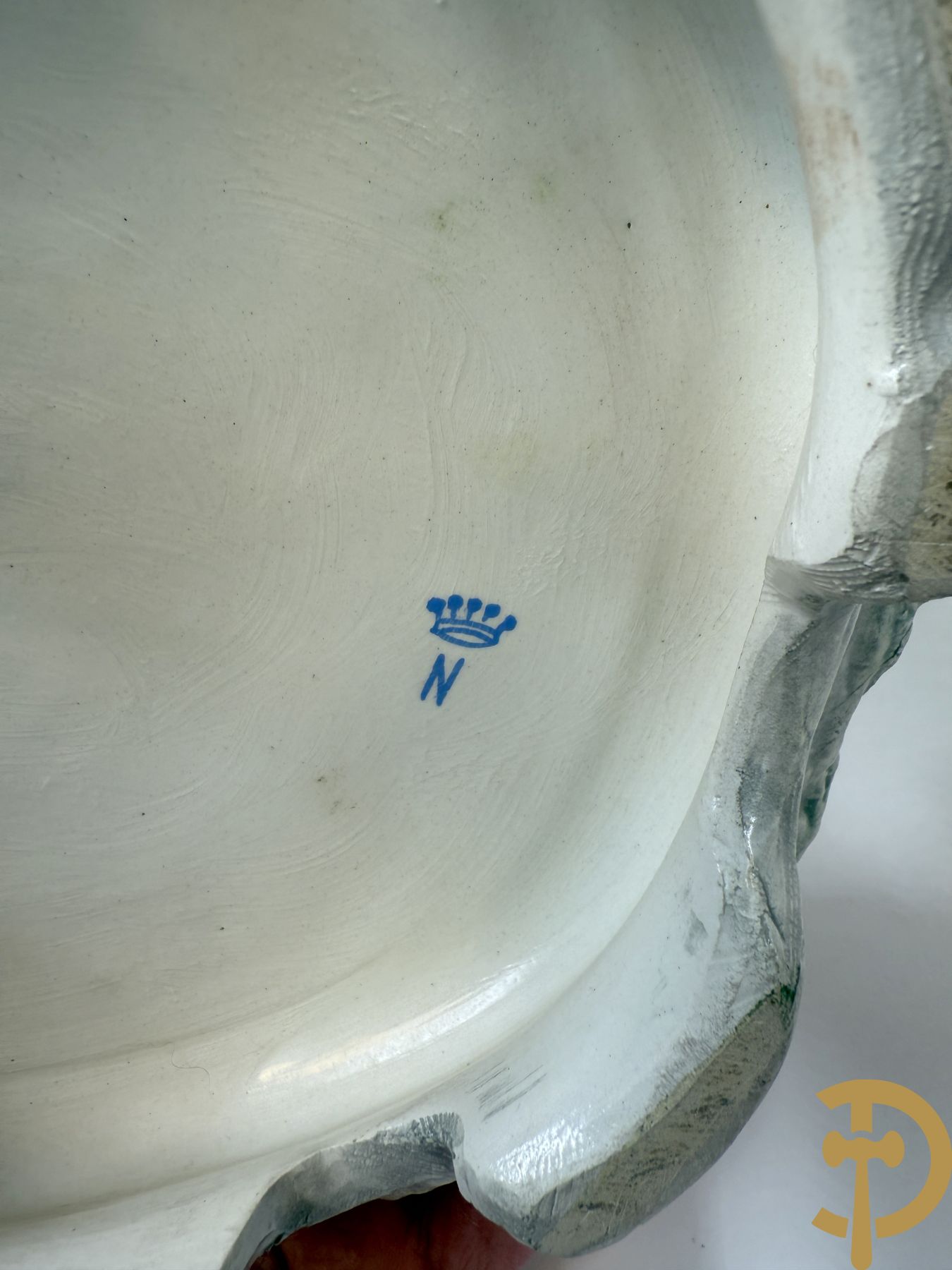 Twee grote Italiaanse groepen in 
gekleurde biscuit : jongens plukken appels - onderonsje aan tafel + 4 groepen in gekleurde Italiaanse biscuit