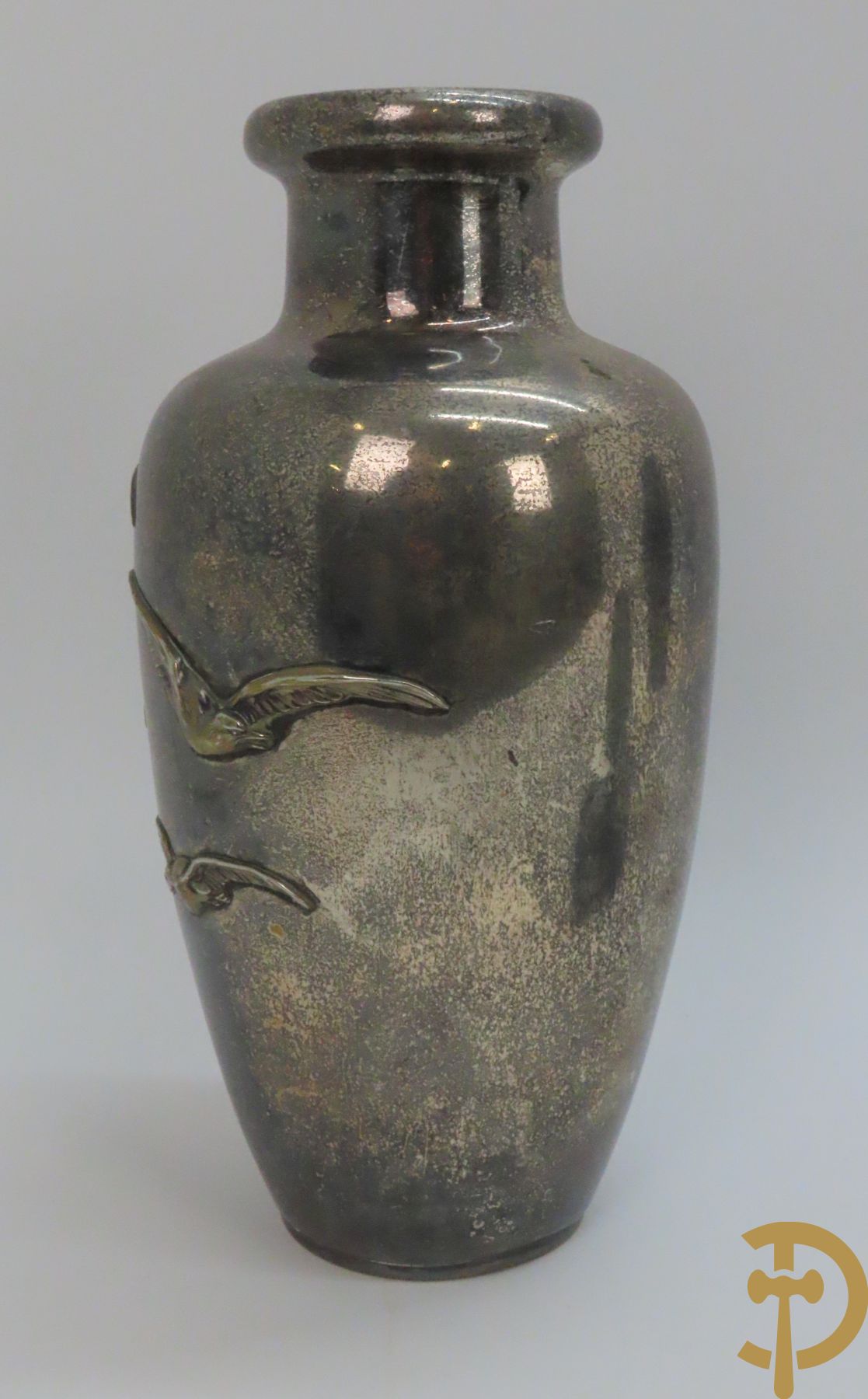 Verzilverde vaas met vogeldecor, Kayser gemerkt + 3 tinnen Art Deco vaasjes w.o. 1 gemerkt Hering + tinnen Art Deco inktstel