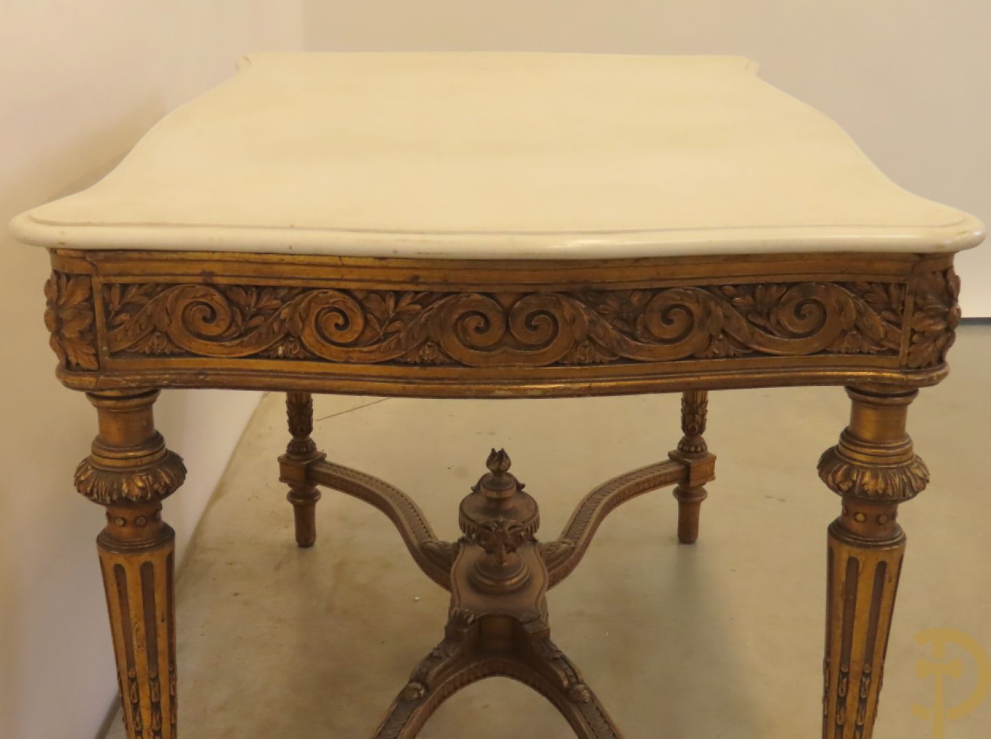 Vergulde salontafel met Louis XVI motieven op gecanneleerde poten