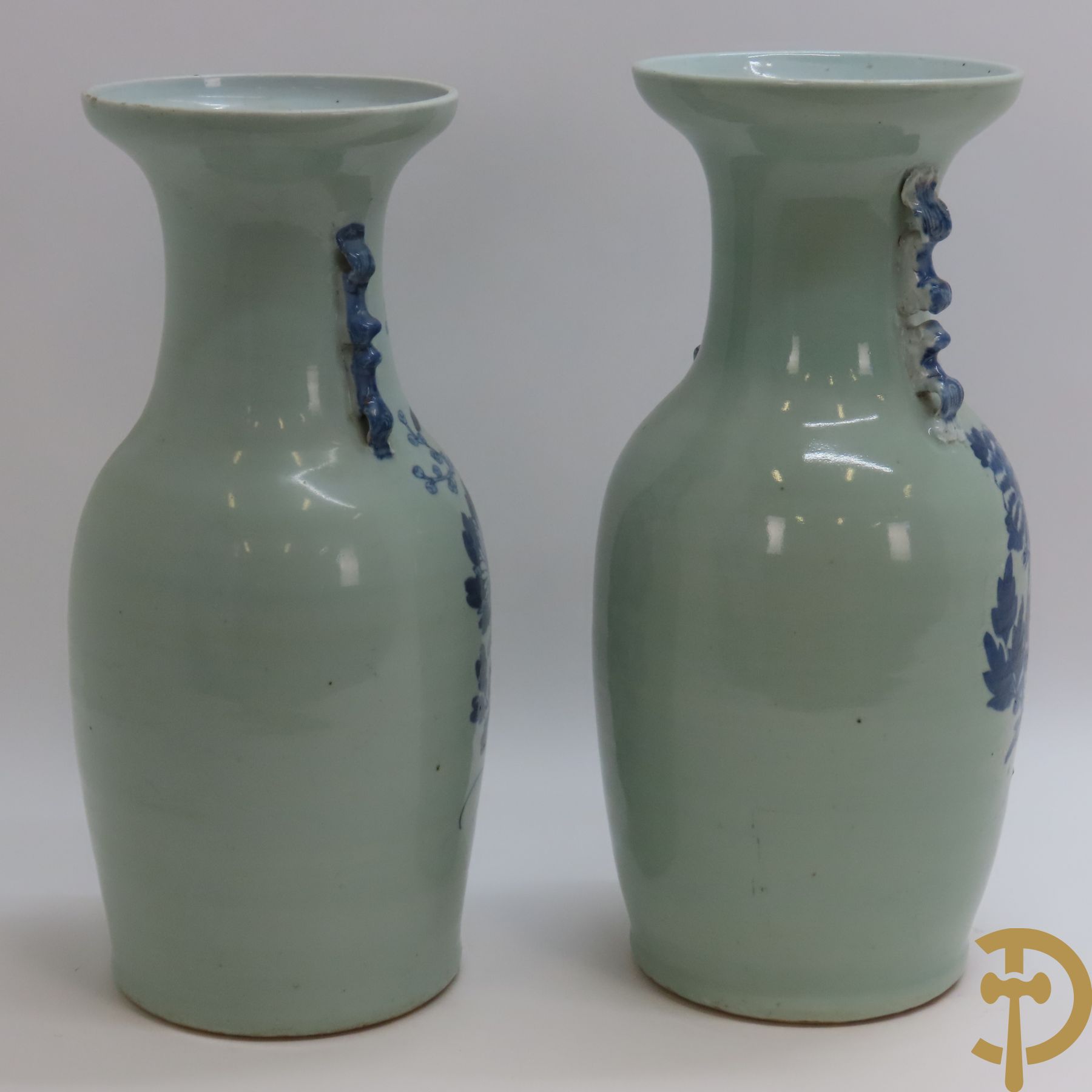 Twee Chinese porseleinen celadon vazen met bloemen- en vogeldecor